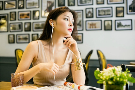 征服同学人妇系列陈露露3,《陈露露3》揭秘：爱情与友情交织的传奇人生